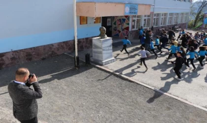 Mahalledeki elektrik kesintisi, öğretmene birincilik getirdi