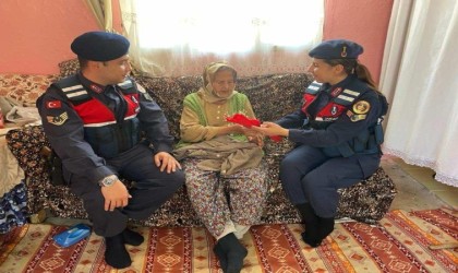 Manisa jandarması kimsesizlerin kimsesi oluyor