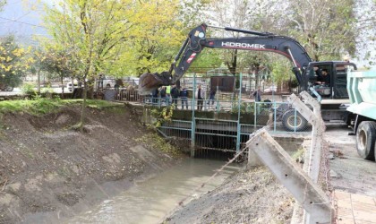 Manisada dere yatakları ve sulama kanalları temizleniyor