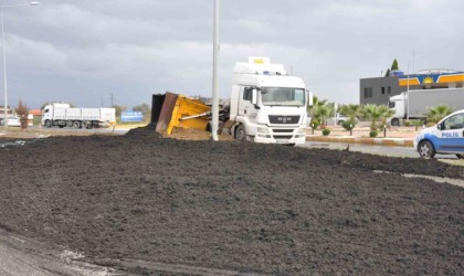 Manisada kimyasal atık taşıyan tır devrildi: 1 yaralı