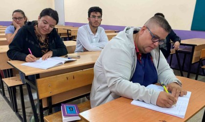 Manisalı çift 40 yaşından sonra üniversiteli oldu