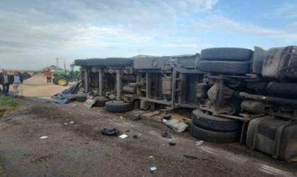 Mardinde kontrolden çıkan buğday yüklü tır devrildi: 1 yaralı