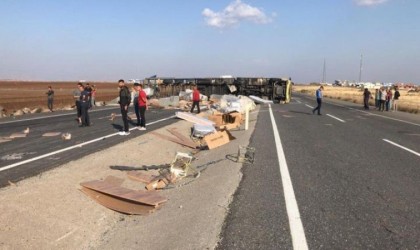 Mardinde mobilya yüklü tır devrildi: 1 yaralı