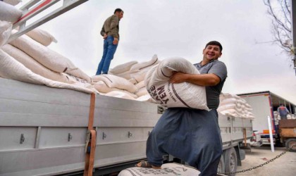 Mersinde büyükbaş hayvancılıkla uğraşan çiftçilere mısır flake yem desteği