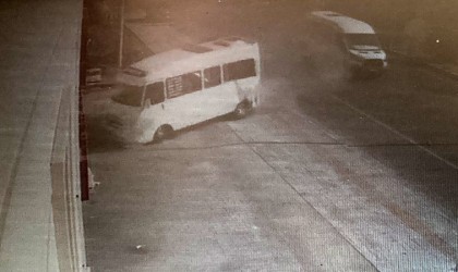 Minibüsün çarptığı minibüs düğün salonuna girdi: O anlar kamerada