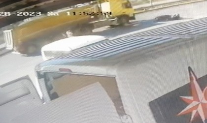 Motosiklet sürücüsü facianın eşiğinden döndü: O anlar güvenlik kamerasında