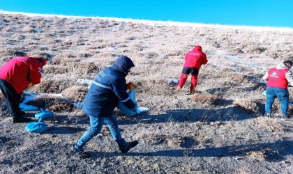 Nemrut Kalderasındaki yaban hayvanları için yem bırakıldı