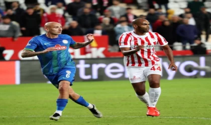 Oğlu ve kayınpederini kaybeden Naldo 80 gün sonra yeşil sahalara döndü