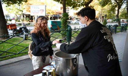 Öğrencilere sıcak çorba ikramı devam ediyor