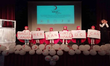 Öğrencilerin Kızılay Haftasına özel oyunu alkış aldı