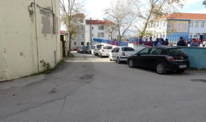 Okul önünde bacağından vuruldu