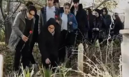 Okuldan kaçıp, depremde ölen öğretmenlerini andılar