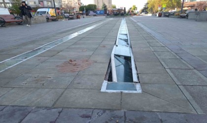 Orijinal tren raylarını koruyan camlar vandalların hedefi oldu