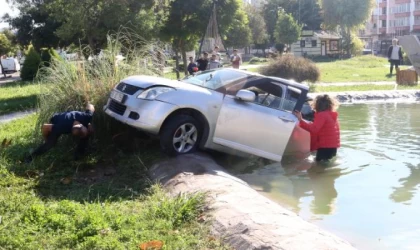 Otomobil, parktaki havuza düştü; sürücü kurtuldu