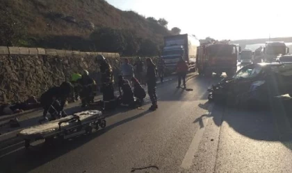 Otomobil, TIR’a çarptı: 1’i ağır 3 yaralı