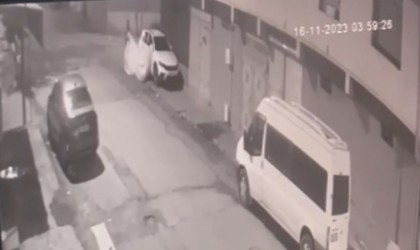 Otomobil üzerindeki brandanın çalınma anı güvenlik kamerasına yansıdı