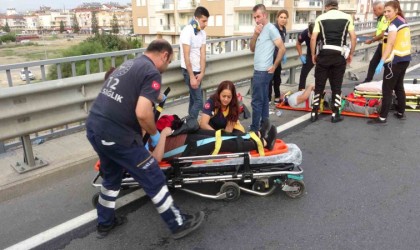 Otomobilin bariyerlere çarptığı kazada can pazarı yaşandı