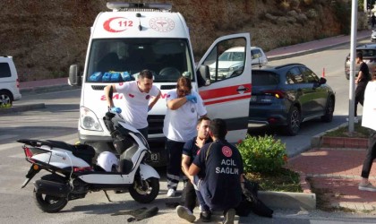 Otomobille çarpışan motosiklet sürücüsü yaralandı
