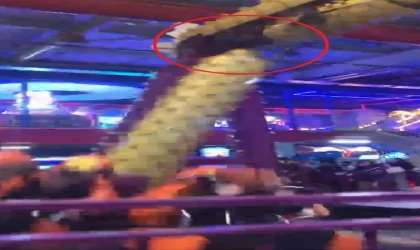 Oyun salonunda bağlantı demiri kopan salıncaktaki 5 çocuğun yaralandığı anlar kamerada