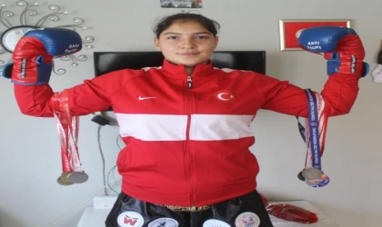 (ÖZEL) Babasının ısrarıyla haltere başlayan Medine, Türkiye şampiyonu oldu