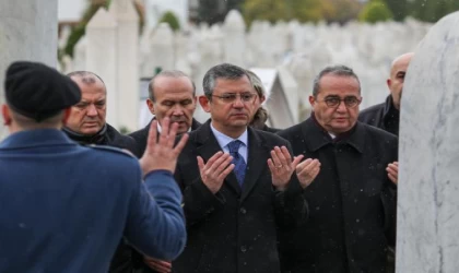 Özel, İzzetbegoviç’in anıt mezarını ziyaret etti