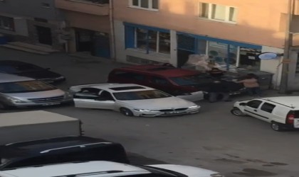 (Özel) Yol verme tartışması caddeyi boks ringine çevirdi... O anlar kameraya böyle yansıdı