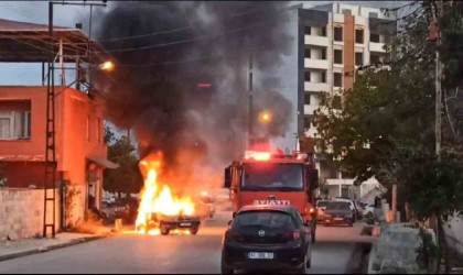Park halindeki araç alev alev yandı