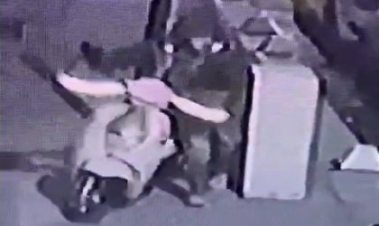 Park halindeki motosikleti önce incelediler sonra çaldılar