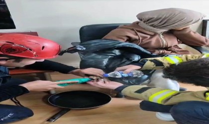 Parmağı fermuara sıkışan lise öğrencisinin yardımına itfaiye yetişti