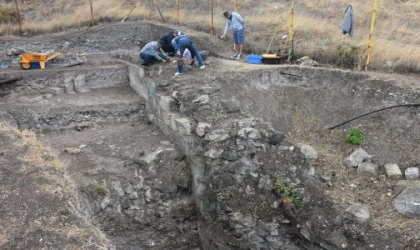 Phokaia Antik Kenti’ndeki 2 bin 400 yıllık tiyatro ortaya çıkarılıyor