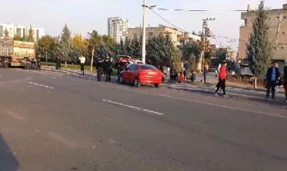 Polisten kaçan 16 yaşındaki sürücü, otomobiliyle motosikletli Yunus ekibine çarptı: 2 yaralı