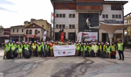 Protokol ve öğrencilerden çevre temizliği