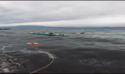 Rüzgarda kano alabora oldu, sporcular can simidiyle kurtarıldı