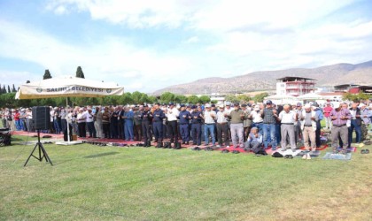 Salihlide eller yağmur için semaya açıldı