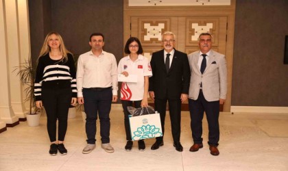 Şampiyonluk sevinçlerini Başkan Erdemle paylaştılar