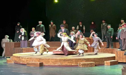 Samsunda Cumhuriyete Doğru tiyatro oyunu sahnelendi