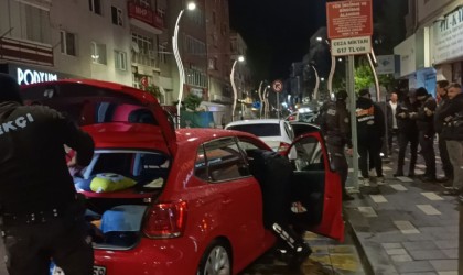 Şehrin en işlek noktasında gece denetimi: Araçlar didik didik arandı