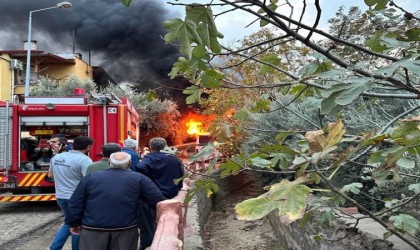 Seyir halindeki minibüs bir anda alev aldı