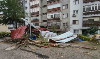 Şiddetli rüzgar ve fırtına, apartman çatılarını uçurup direkleri devirdi