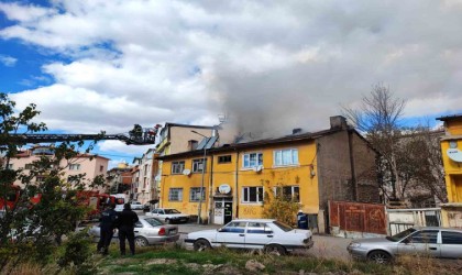 Sivasta binanın çatısında çıkan yangın paniğe neden oldu