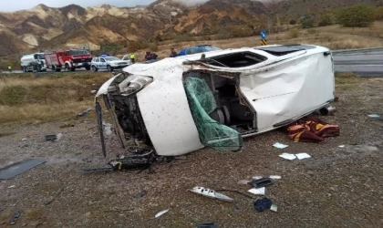 Sivas’ta hafif ticari araç, devrildi: 3 yaralı