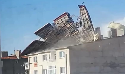 Sivas’ta kuvvetli rüzgar; çatı uçtu, araçlar hasar gördü