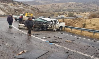 Sivasta pikap ile tır çarpıştı: 1i ağır 2 yaralı