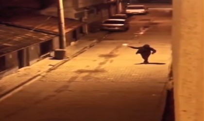 Sokakta havaya ateş eden maganda kamerada