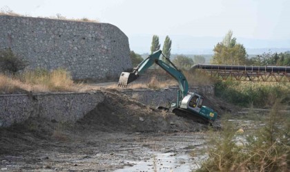 Soma Belediyesinden Bakırçayda ıslah çalışması