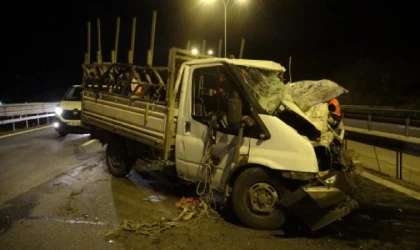 TEM Otoyolu’nda otomobil ile kamyonet çarpıştı; 10 kilometrelik araç kuyruğu oluştu