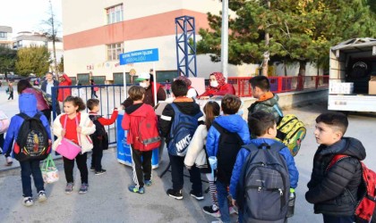 Tepebaşının çocuklar için gıda desteği sürüyor