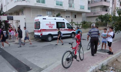 Ticari taksiyle çarpışan bisiklet sürücüsü çocuk yaralandı, mahalleli isyan etti