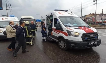 TIR, halk otobüsüne çarptı: 8 yaralı 