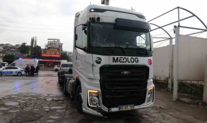 Tırın belediye otobüsüne çarpması güvenlik kamerasına yansıdı